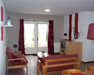 Gezellige woonkamer in Freyenburgh vakantiehuis, Hollum, Ameland met comfortabele zitruimte en toegang tot de tuin.