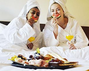 Ontbijt op bed in Van Heeckeren Hotel Nes, Ameland, met vers fruit en sapjes.