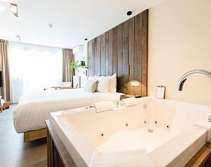Luxe suite met jacuzzi in Van Heeckeren Hotel Nes, Ameland, voor ultieme ontspanning.