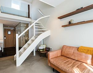 Moderne duplex kamer in Van Heeckeren Hotel Nes, Ameland, met stijlvolle inrichting.