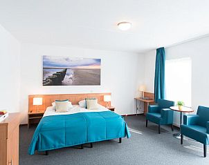 Comfortabele slaapkamer in Hotel Nes, Nes, Ameland, met een tweepersoonsbed en moderne inrichting.
