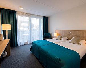 Luxe slaapkamer in Hotel Nes, Nes, Ameland, met grote ramen en moderne faciliteiten.