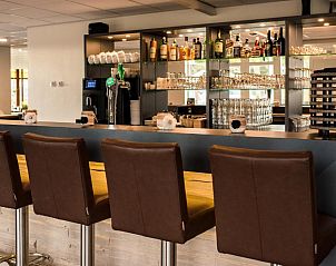 Stijlvolle bar in Hotel Nes, Nes, Ameland, met een uitgebreide selectie dranken.