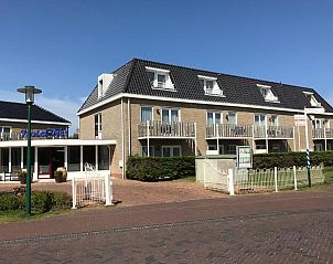 Vooraanzicht van Hotel Nes, Nes, Ameland, met balkonkamers en moderne uitstraling.