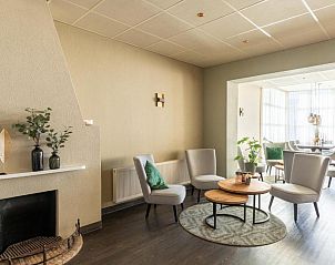 Gezellige lounge in Hotel Ameland, Nes, perfect voor ontspanning.