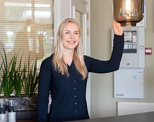 Vriendelijke receptie in Hotel Ameland, Nes, met gastvrije service.