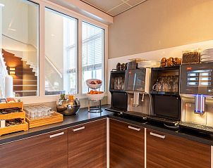 Ontbijthoek met koffiezetapparaten in Hotel Ameland, Nes.
