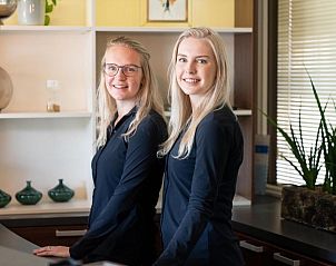 Professioneel personeel bij de receptie van Hotel Ameland, Nes.