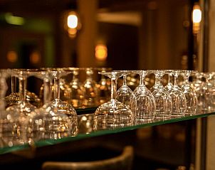 Glazen in de bar van Hotel Ameland, Nes, klaar voor gebruik.