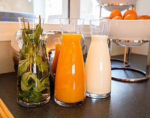 Verse sappen en dranken bij het ontbijt in Hotel Ameland, Nes.