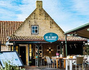 Buitenzicht op restaurant De Klimop nabij Hotel Hofker Nes Ameland.