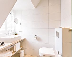 Minimalistische badkamer in Logement Zee van Tijd, Nes, Ameland met moderne voorzieningen.