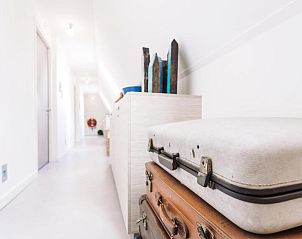Bagage in gang van Logement Zee van Tijd, Nes, Ameland voor een warm welkom.