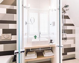 Moderne badkamer met regendouche in Logement Zee van Tijd, Nes, Ameland.