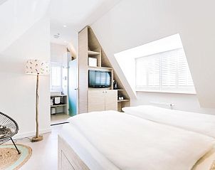 Slaapkamer met open badkamer in Logement Zee van Tijd, Nes, Ameland.