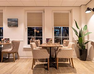 Intieme zithoek in Hotel Restaurant Molenzicht, Nes, Ameland met natuurlijke verlichting.