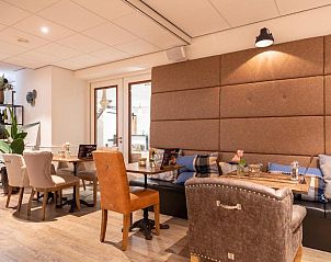 Gezellige hoek met kussens in Hotel Restaurant Molenzicht, Nes, Ameland voor ontspannen dineren.