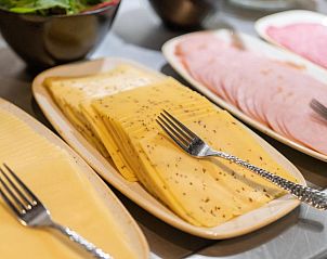 Diverse kaassoorten bij het ontbijt in Hotel Restaurant Molenzicht, Nes, Ameland.