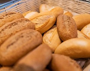 Mand met verse broodjes in Hotel Restaurant Molenzicht, Nes, Ameland.