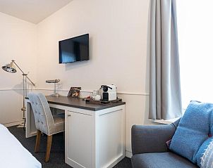 Stijlvolle hotelkamer met bureau in Hotel Restaurant Molenzicht, Nes, Ameland.