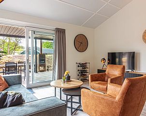 Gemtliches Wohnzimmer im Ferienhaus in Nes, Nes, Ameland, Waddeninseln, mit Blick auf die Terrasse.