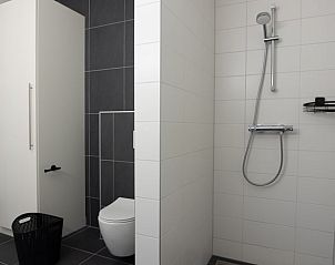 Modernes Badezimmer mit Dusche im Ferienhaus in Nes, Nes, Ameland, Watteninseln.