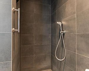 Luxe douche in De Berkenhof Aparthotel, vakantieverblijf in Nes, Ameland, Waddeneilanden.