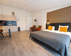 Ruime keuken en slaapkamer in De Berkenhof Aparthotel, Nes, Ameland, ideaal voor vakantie op de Waddeneilanden.