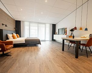 Comfortabele slaapkamer en eetruimte in De Berkenhof Aparthotel, Nes, Ameland.