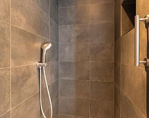 Moderne doucheruimte in De Berkenhof Aparthotel, Nes, Ameland, perfect voor een vakantieverblijf.