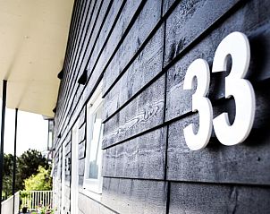 Exterieur van De Berkenhof Aparthotel, Nes, Ameland, met moderne architectuur op de Waddeneilanden.