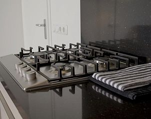 Moderne keuken in De Berkenhof Aparthotel, Nes, Ameland, ideaal voor zelfvoorzienende vakanties.