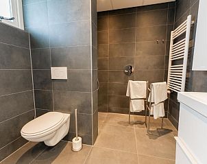 Ruime badkamer in De Berkenhof Aparthotel, Nes, Ameland, met luxe afwerking.