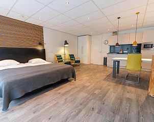 Open leefruimte in De Berkenhof Aparthotel, Nes, Ameland, ideaal voor een ontspannen vakantie.