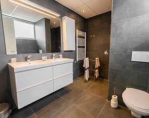 Luxe badkamer in De Berkenhof Aparthotel, Nes, Ameland, met moderne faciliteiten voor comfort.