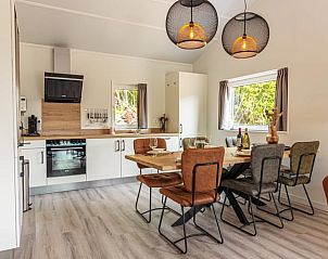 Moderne Kche im Ferienhaus in Nes, Ameland, komplett ausgestattet fr einen komfortablen Aufenthalt.