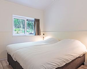 Komfortables Schlafzimmer im Ferienhaus in Nes, Ameland, fr eine erholsame Nachtruhe auf den Watteninseln.