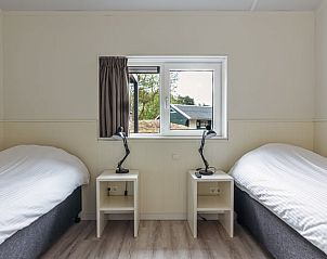 Zweites Schlafzimmer mit zwei Betten im Ferienhaus in Nes, Ameland, ideal fr Familien auf den Watteninseln.