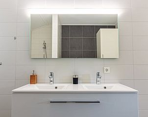 Das elegante Waschbecken im Badezimmer des Ferienhauses in Nes, Ameland, bietet Komfort und Luxus auf den Watteninseln.