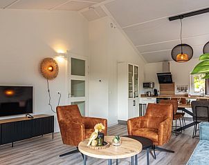 Offenes Wohnzimmer und Kche im Ferienhaus in Nes, Ameland, fr eine gemtliche Atmosphre auf den Watteninseln.