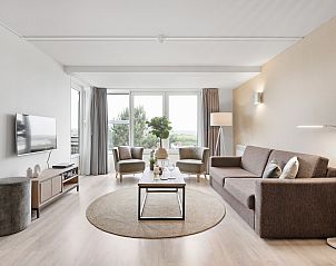 Auenansicht von Ameland State 2-Bett-Wohnung in Nes, Ameland mit moderner Architektur und Balkon.