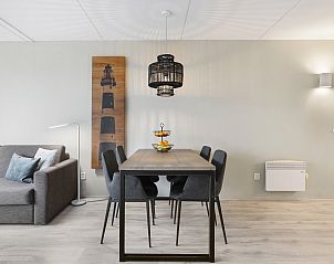 Essecke in Ameland State 2-Bett-Wohnung in Nes, Ameland mit stilvollem Esstisch und dekorativer Beleuchtung.