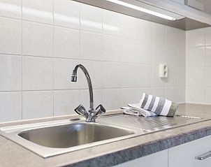 Moderne Kche in Ameland State 2-Bett-Wohnung in Nes, Ameland mit allen notwendigen Gerten.