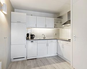 Detail der Kche in Ameland State 2-Bett-Wohnung in Nes, Ameland mit sauberem Waschbecken und Handtuch.