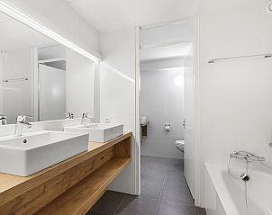 Moderne Dusche und Toilette in Ameland State 2-Bett-Wohnung in Nes, Ameland fr hchsten Komfort.