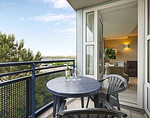 Sonniger Balkon in Ameland Staatliche 2-Bett-Wohnung in Nes, Ameland mit Blick auf die Umgebung.