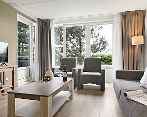 Gemtliches Wohnzimmer in Ameland State flat, Nes, Ameland mit Blick auf die Natur.