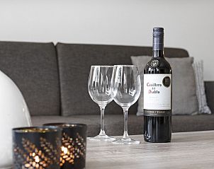 Wein und Glser auf dem Couchtisch in der Ameland State Wohnung, Nes, Ameland.