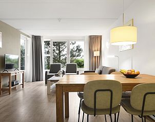 Esstisch mit Blick auf das Wohnzimmer in Ameland State flat, Nes, Ameland.