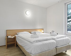 Schlafzimmer mit Doppelbett in Ameland State flat, Nes, Ameland.